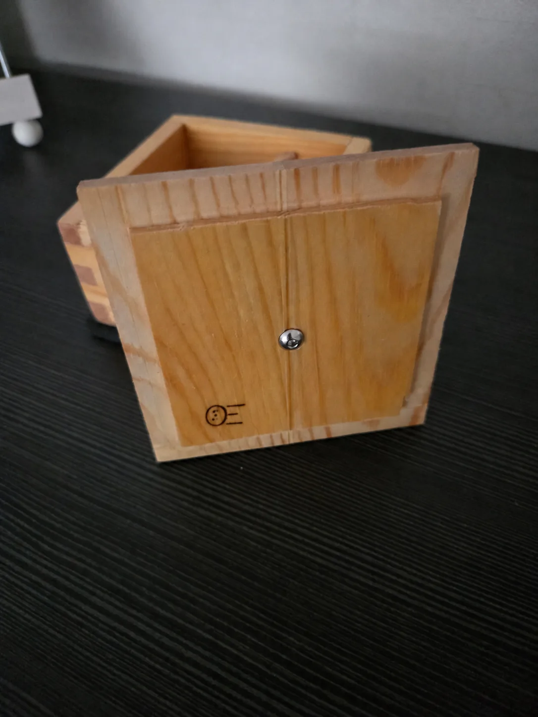 Brandzeichen OE auf der Holzschachtel