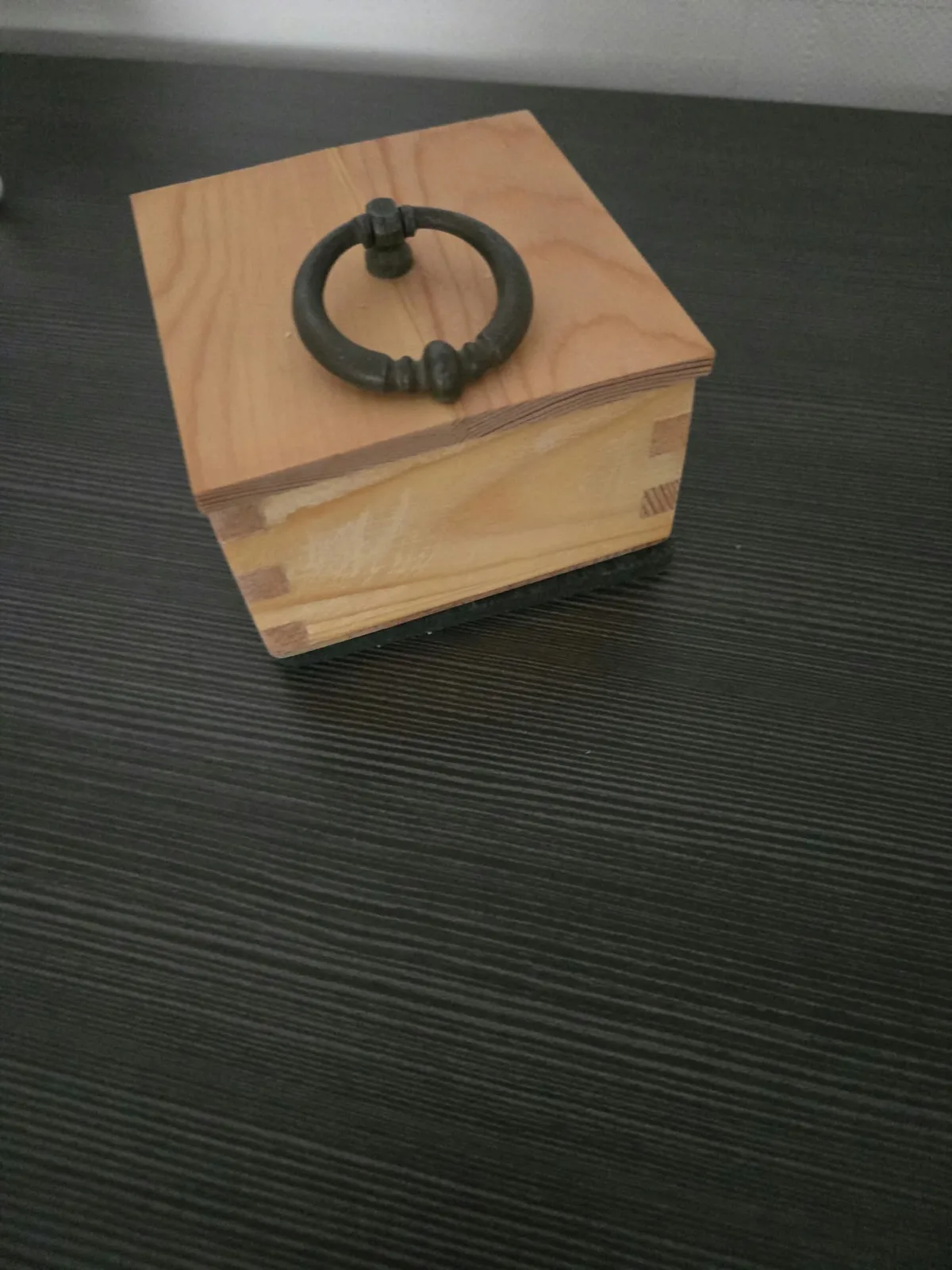 Geschlossene handgefertigte Holzschachtel
