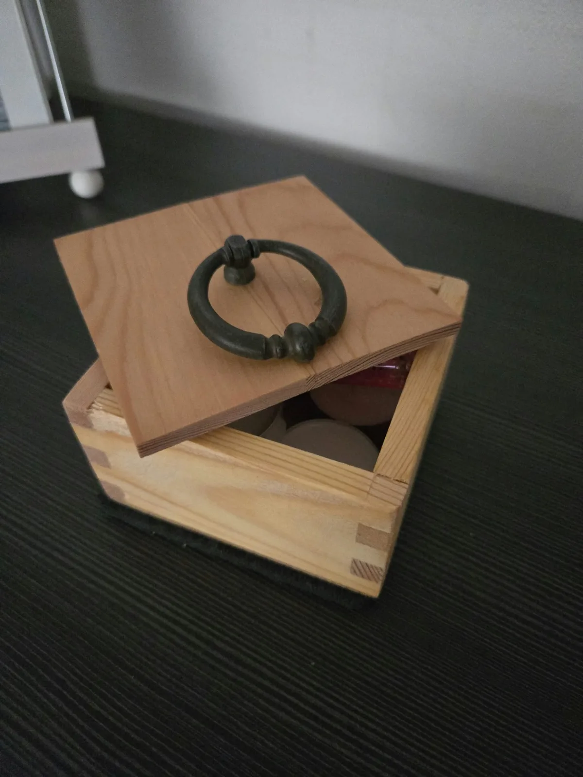 Geöffnete Holzschachtel mit passgenauem Deckel
