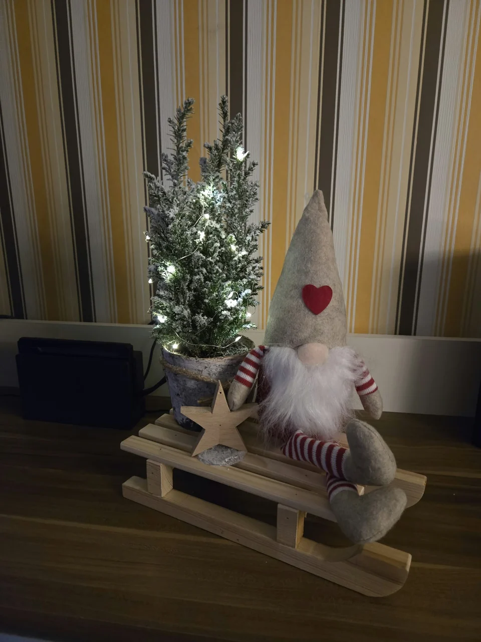 Der selbst gebaute Holzschlitten als winterliche Dekoration mit Wichtel und beleuchtetem Tannenbaum