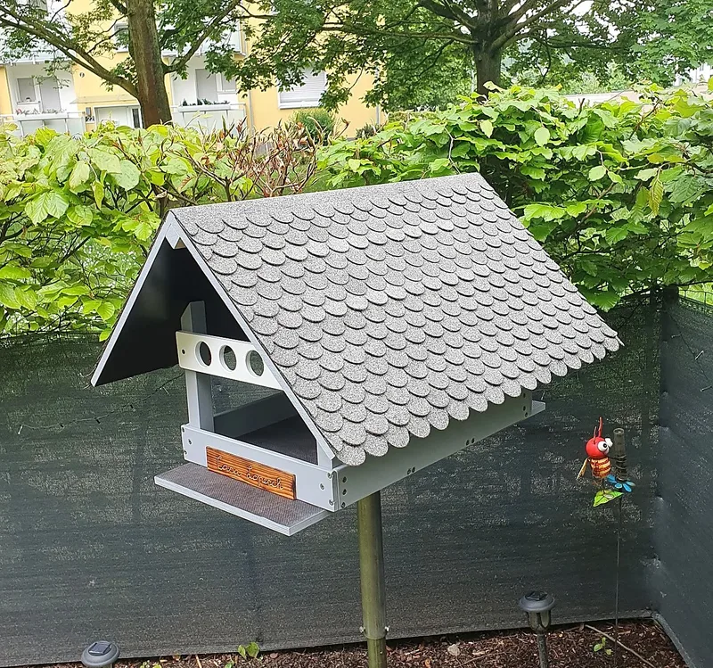 Selbst gebautes Vogelhaus im Garten