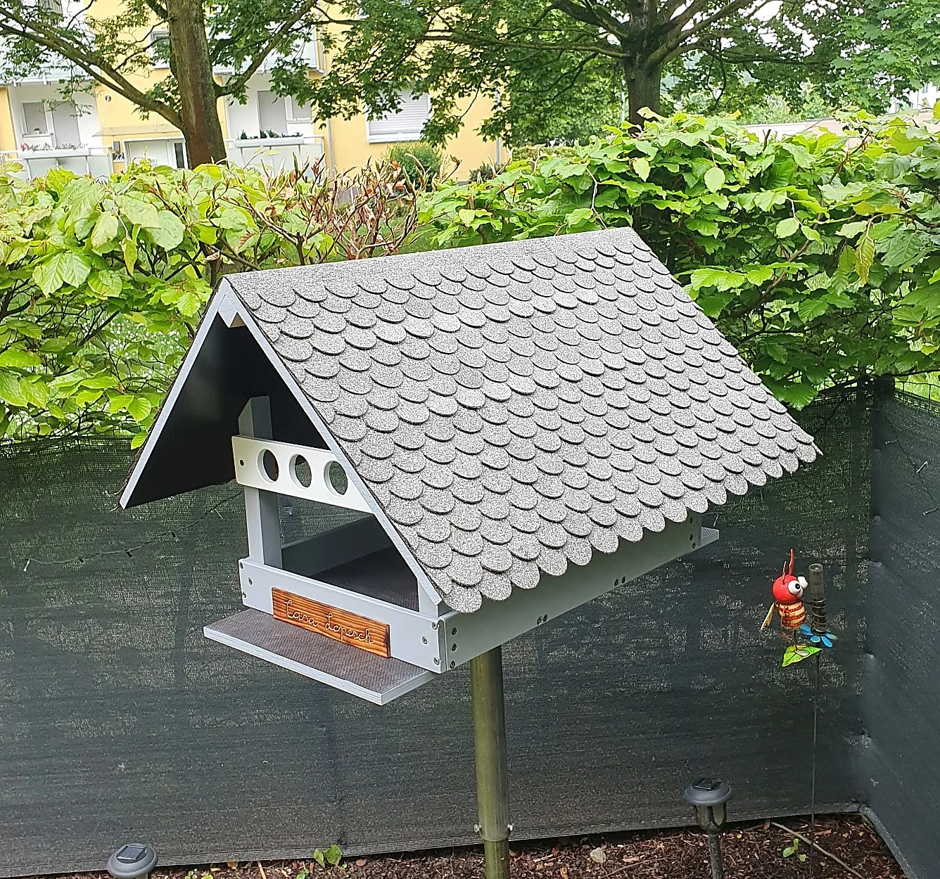 Selbst gebautes Vogelhaus im Garten